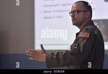 Stati Uniti Air Force Capt. Ricardo Sequeira, 628th Medical Operations Support Squadron e xiv Airlift Squadron Chirurgo di volo, Base comune Charleston, Carolina del Sud, parla di medicina aerospaziale con aria honduregno obbligare i membri come parte di un esperto in materia di exchange in Tegucigalpa, Honduras, 4 aprile. La salute globale di impegno degli Stati Uniti ha portato e controparti honduregno insieme per costruire e rafforzare le relazioni con i partner. Foto Stock