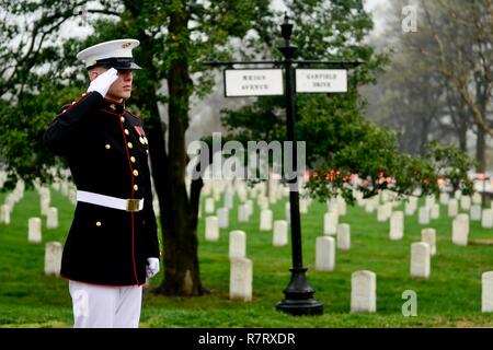 Stati Uniti I soldati assegnati al cassero plotone, 3° U.S. Reggimento di Fanteria (la vecchia guardia), e Marines, con gli Stati Uniti Marine Corps Guardia d'onore, partecipare a una cerimonia di inumazione per John Glenn presso il Cimitero Nazionale di Arlington, in Arlington, Virginia, 6 Aprile, 2017. Glenn, un ex senatore Ohio, U.S. Marine Corps aviatore e astronauta, morì in età di 95 a 8 Dicembre, 2016. Foto Stock