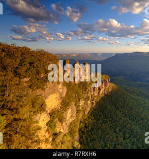 Le tre sorelle e le Blue Mountains al tramonto, Katoomba, NSW, Australia Foto Stock