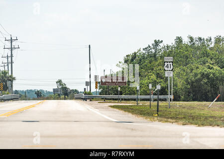 Segno per Everglades National Park Visitor Center e Big Cypress preservare in Florida street road autostrada, verdi alberi Foto Stock