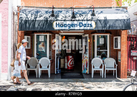 Key West, Stati Uniti d'America - 1 Maggio 2018: Duval Street edificio con Haagen-Dazs ice cream store ristorante cafe, gente camminare sul marciapiede in Florida City travel Foto Stock