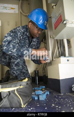 NEWPORT NEWS, Va. (27 marzo 2017) Il personale specialista di terza classe Papa Tandoh, da Aberdeen, Maryland, funziona su un cavo multiplo transito come parte di un team di cavo a bordo della Nimitz-class portaerei USS Abraham Lincoln (CVN 72). Abraham Lincoln è nelle fasi finali di un 4 anno di rifornimento e complessi e di revisione sarà consegnato torna alla flotta nei primi mesi del 2017. Foto Stock