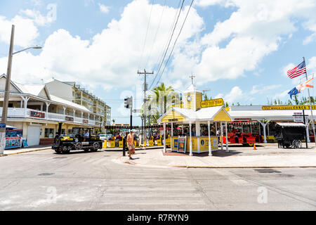 Key West, Stati Uniti d'America - 1 Maggio 2018: Persone a cavallo di colore giallo tour bus carrello con i turisti alla strada in Florida isola su viaggi, giornata soleggiata, Conch Tr Foto Stock