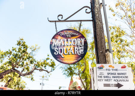Key West, Stati Uniti d'America - 1 Maggio 2018: Duval Street closeup di benvenuto a Mallory Square Shopping segno architettura con nessuno in Florida City travel, soleggiata da Foto Stock