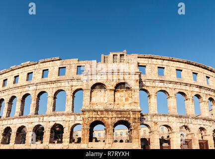Pula, Istria, Croazia. L'Arena di Pola, un anfiteatro romano costruito tra 27BC - 68AD. Uno dei sei principali arene superstite. Foto Stock