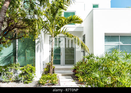 Lusso entrata moderna architettura della casa in Florida City isola su viaggi, giornata soleggiata, proprietà immobiliare con giardino decorazione paesaggistica, gre Foto Stock