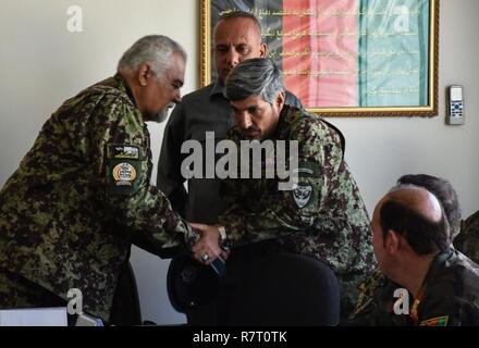 KABUL, Afghanistan (16 maggio 2017) - Il Mag. Gen. Abdul Razaq Siawash, esercito nazionale afghano medical commander, annuncia la nomina del nuovo direttore di protezione Intel, Lt. Col. Ahmad Shah Bakhshi, durante una riunione a Kabul nazionale Ospedale militare. Foto Stock