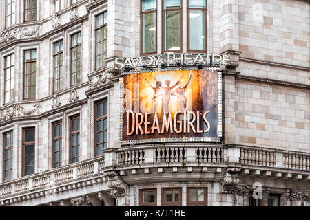 London, Regno Unito - 12 Settembre 2018: Vista dettagliata del Savoy Theatre e Dreamgirls segno closeup su edificio esterno in Covent Garden Foto Stock