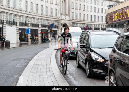 London, Regno Unito - 12 Settembre 2018: attiva il servizio corriere consegna documenti uomo Bicicletta Equitazione bike sport nel traffico su Regent street road in Piccadilly Foto Stock
