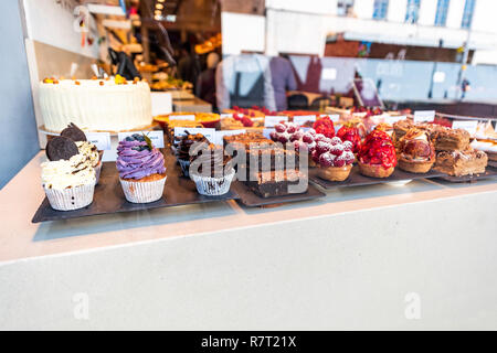 La finestra di visualizzazione di molti tortini di cioccolato, brownies, torte farcite con la crema di formaggio panna dessert di riempimento su vassoi in pasticceria gourmet cafe pasticceria Foto Stock