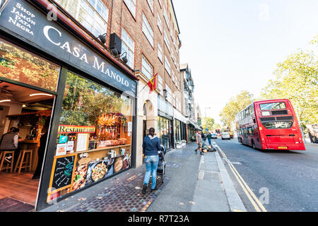 London, Regno Unito - 13 Settembre 2018: Quartiere quartiere di Chelsea, street, bus rosso a due piani, Casa Manolo ristorante, gente camminare sul marciapiede Foto Stock