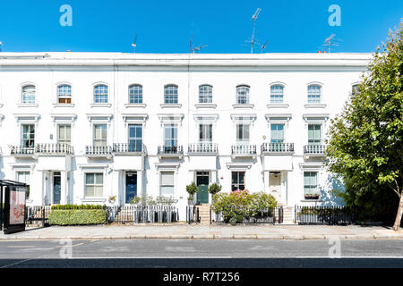 London, Regno Unito - 13 Settembre 2018: Quartiere quartiere di Chelsea, street, bianco architettura georgiana, strada zona residenziale Foto Stock