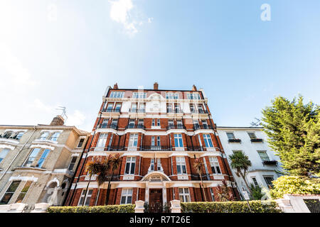 London, Regno Unito - 13 Settembre 2018: Quartiere quartiere di Chelsea, street, architettura in mattoni, segno per Editha Mansions, strada appartamenti Foto Stock