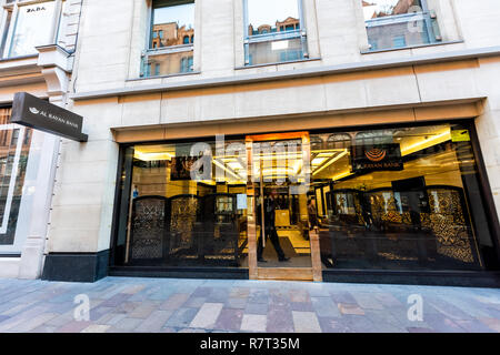 London, Regno Unito - 13 Settembre 2018: distretto quartiere di Knightsbridge architettura moderna in vetro del negozio ingresso dell'edificio per Al Rayan banca nelle vicinanze Harro Foto Stock