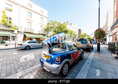 London, Regno Unito - 13 Settembre 2018: distretto quartiere di Belgravia con street, auto e firmare per la Red Bull energy drink parcheggiato sulla strada Foto Stock