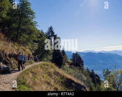 Escursionista, Merano Alta Via, Rifugio Leiter, Lagundo vicino a Merano, Regione Sud Tyrol-Bolzano, Italia, Europa Foto Stock