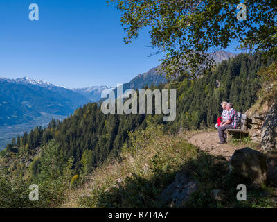 Escursionista, Merano Alta Via, Rifugio Leiter, Lagundo vicino a Merano, Regione Sud Tyrol-Bolzano, Italia, Europa Foto Stock