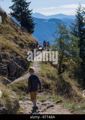 Escursionista, Merano Alta Via, Rifugio Leiter, Lagundo vicino a Merano, Regione Sud Tyrol-Bolzano, Italia, Europa Foto Stock