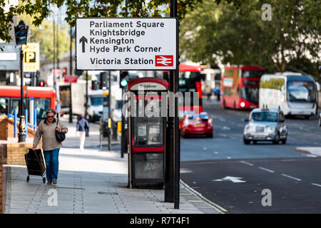 London, Regno Unito - 15 Settembre 2018: Regno Unito, Pimlico quartiere di Westminster distretto, firmare le indicazioni per la piazza del Parlamento, la stazione Victoria, ur Foto Stock