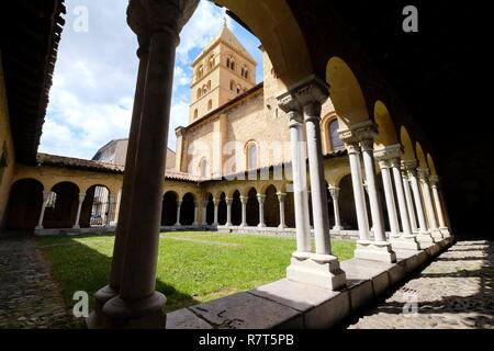 Francia, Haute Garonne, Saint Gaudens, Saint Gaudens la chiesa collegiata visto dal chiostro Foto Stock