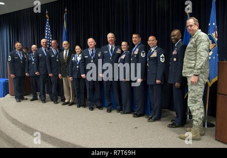 Dieci a lungo che serve i membri del Nevada National Guard ha ricevuto il riconoscimento domenica 2 aprile, 2017, per loro decenni di servizio. (Da sinistra a destra) Chief Master Sgt. Contrassegnare Prizina, Chief Master Sgt. Lorne Hall, Col. Glen Martel, Col. Dave Manson, Grandi Gen. Drennan Pasturatore A. Clark (Ret.), Lt. Col. Shelly Assiff, Senior Master Sgt. Steve Graham, Chief Master Sgt. William Moore, Col. JoAnn Meacham, Master Sgt. Paolo Hinen, Chief Master Sgt. Tim Broadway, Vice aiutante generale, Briga. Gen. Ondra Berry, e l'aiutante generale, Briga. Gen. William Burks. Ritirato il Mag. Gen. Drennan Pasturatore A. Clark, ex adju Foto Stock