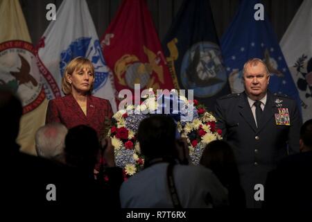 Lt. Governatore Kim Guadagno, a sinistra e a Briga. Gen. Michael L. Cunniff, l aiutante generale del New Jersey a guardare mentre New Jersey esercito nazionale Guard soldiersr posto una corona di fiori in onore del 100° anniversario degli Stati Uniti entrare in guerra mondiale uno a Trenton War Memorial, Trenton, N.J., Aprile 6, 2017. Foto Stock