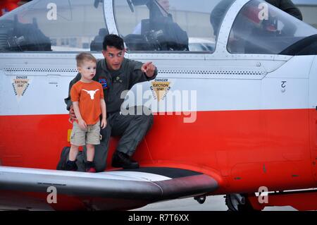 Stati Uniti Marine Corps 2 Lt. Billy Cooper, VT-27, aiuta una giovane spettatore ammenda un esecutore nel cielo durante l'air show aprile 2. Foto Stock