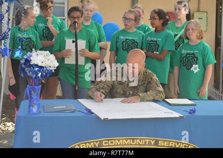 SCHOFIELD BARRACKS - Il Mag. Gen. Christopher Cavoli, comandante del XXV ID e U.S. Esercito Hawaii, è fiancheggiata da ragazze scout dal servizio Kolekole unità come lui firma il 2017 prevenzione abusi sui minori annuncio il 29 marzo presso la Caserma Schofield bambino Centro di sviluppo. Foto Stock