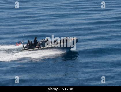 Oceano Pacifico (5 aprile 2017) velisti assegnati alle visite-missili cruiser USS Lake Erie (CG 70) condotta visita, scheda, ricerca e sequestro (VBSS) formazione mentre in corso di un conduttore composito unità di formazione esercizio (COMPTUEX) con il vettore Nimitz Strike gruppo in preparazione per una prossima distribuzione. Prove COMPTUEX la missione di prontezza dello sciopero del gruppo attività attraverso la simulazione di scenari del mondo reale e la loro capacità di eseguire come una unità integrata. Foto Stock