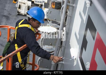 Spiaggia Bianca, Okinawa (Aprile 6, 2017) Quartermaster marinaio Daija Anderson, da Houston, dipinge una "E" sulla sovrastruttura dell'assalto anfibio nave USS Bonhomme Richard (LHD 6) per indicare il comando's 2017 Battaglia efficacia Award (Battaglia "E"). La superficie navale il comando delle forze (COMSURFOR) battaglia "E" il premio viene assegnato ogni anno ai migliori navi nell'Atlantico e nel Pacifico flotte e che riconosce un comando prolungato di prestazioni superiori. Bonhomme Richard, ammiraglia del Bonhomme Richard anfibio gruppo pronto, è su una pattuglia, operando in Indo-Asia-regione del Pacifico per migliorare warfight Foto Stock