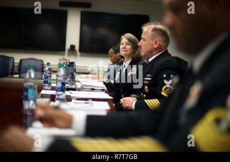 ARLINGTON, VIRGINIA (4 aprile 2017) Navy Reserve Sailor dell'anno la selezione dei membri del consiglio di amministrazione per preparare intervista marinaio di riserva dell'anno finalisti al Pentagono durante il marinaio di riserva dell'anno scheda di selezione e cerimonia di riconoscimento alla settimana. Capo di operazioni navali Adm. Elmo Zumwalt e Master Chief Sottufficiali della Marina Militare Jack Whittet avviato il marinaio del programma annuale nel 1972 a riconoscere eccezionale Atlantico e Pacifico marinai della flotta. Foto Stock