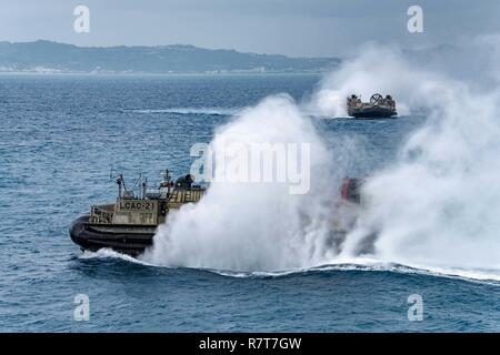 OKINAWA, in Giappone (6 aprile 2017) Landing Craft Air Cushion (LCAC) 21 e LCAC 29, assegnato alla spiaggia navale unità 7, condotta e le operazioni di ponte con il trasporto anfibio USS dock Green Bay (LPD 20). Green Bay, parte dell'Bonhomme Richard Expeditionary Strike gruppo, con avviato 31 Marine Expeditionary Unit, è su una pattuglia di routine, operando in Indo-Asia-regione del Pacifico per migliorare la prontezza combattimento e la postura in avanti come una pronta risposta in vigore per qualsiasi tipo di emergenza. Foto Stock