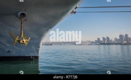 SAN DIEGO (5 aprile 2017) La portaerei USS Theodore Roosevelt CVN (71) abbassa il lato a tribordo ancoraggio nella baia di San Diego per la manutenzione dopo che il dispositivo di ancoraggio è stato verniciato di oro per indicare la nave ha vinto la conservazione Excellence Award per l'anno fiscale 2017. Theodore Roosevelt è ormeggiato a homeport onboard Naval Air Station North Island. Foto Stock