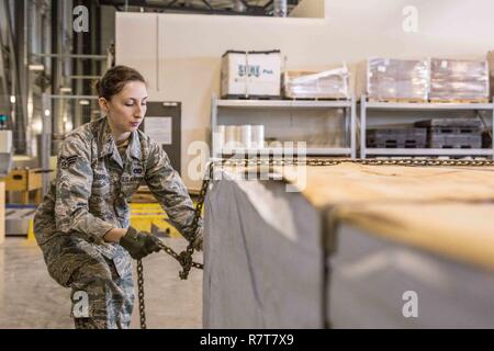 Stati Uniti Senior Airman savana venditori, un trasporto aereo personale con 139a disponibilità logistica Squadron, Missouri Air National Guard è addestrato su come utilizzare una catena porta a fissare carichi pesanti, durante la distribuzione e la formazione sul campo a Ramstein Air Base, Germania, Aprile 5, 2016. Oltre 40 gli avieri con 139 LRS stavano lavorando fianco a fianco con i loro omologhi dei 86- Aria Mobilità ala per migliorare i loro livelli di specialità entro la loro carriera di singoli campi. Ramstein Air Base è la casa del 86th, 435th e 721st Aria Mobilità Ali che supportano tre teatri: Stati Uniti Africa comando prompt d centrale Foto Stock