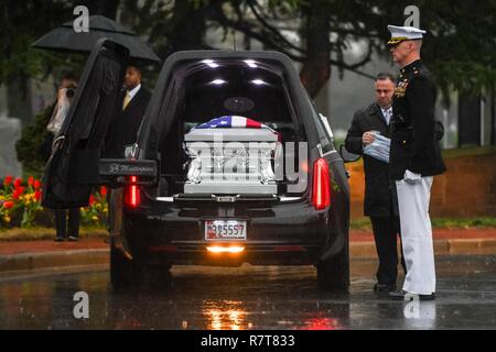 Stati Uniti I soldati assegnati al cassero plotone, 3° U.S. Reggimento di Fanteria (la vecchia guardia), e Marines, con gli Stati Uniti Marine Corps Guardia d'onore, partecipare a una cerimonia di inumazione per John Glenn presso il Cimitero Nazionale di Arlington, in Arlington, Virginia, 6 Aprile, 2017. Glenn, un ex senatore Ohio, U.S. Marine Corps aviatore e astronauta, morì in età di 95 a 8 Dicembre, 2016. Foto Stock