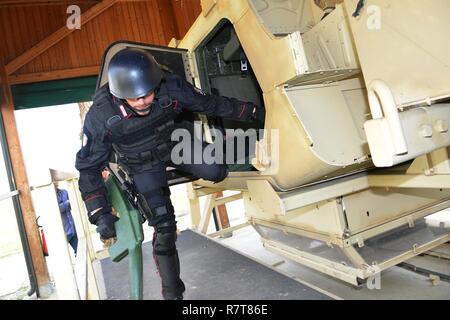 Carabinieri del 7° Reggimento Carabinieri "Laives" Bolzano e xiii reggimento Carabinieri "Friuli Venezia Giulia Gorizia condurre attività di formazione utilizzando la elevata mobilità multiuso di veicolo su ruote (HMMWV) assistenza egress trainer (calore), a Caserma Ederle Vicenza, Italia, Aprile 6, 2017. Il simulatore consente ai soldati di pratica uscire dai veicoli, di competenze e di impegnarsi in scenari realistici. Uso dei Carabinieri U.S. RTSD esercito sud attrezzatura per migliorare le relazioni bilaterali e per espandere i livelli di cooperazione e la capacità del personale coinvolto nelle operazioni congiunte. Foto Stock