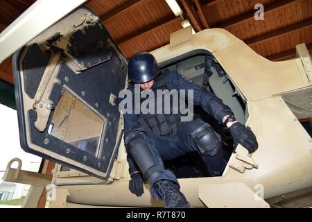 Carabinieri del 7° Reggimento Carabinieri "Laives" Bolzano e xiii reggimento Carabinieri "Friuli Venezia Giulia Gorizia condurre attività di formazione utilizzando la elevata mobilità multiuso di veicolo su ruote (HMMWV) assistenza egress trainer (calore), a Caserma Ederle Vicenza, Italia, Aprile 6, 2017. Il simulatore consente ai soldati di pratica uscire dai veicoli, di competenze e di impegnarsi in scenari realistici. Uso dei Carabinieri U.S. RTSD esercito sud attrezzatura per migliorare le relazioni bilaterali e per espandere i livelli di cooperazione e la capacità del personale coinvolto nelle operazioni congiunte. Foto Stock