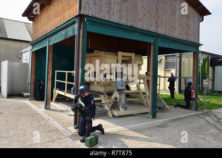 Carabinieri del 7° Reggimento Carabinieri "Laives" Bolzano e xiii reggimento Carabinieri "Friuli Venezia Giulia Gorizia condurre attività di formazione utilizzando la elevata mobilità multiuso di veicolo su ruote (HMMWV) assistenza egress trainer (calore), a Caserma Ederle Vicenza, Italia, Aprile 6, 2017. Il simulatore consente ai soldati di pratica uscire dai veicoli, di competenze e di impegnarsi in scenari realistici. Uso dei Carabinieri U.S. RTSD esercito sud attrezzatura per migliorare le relazioni bilaterali e per espandere i livelli di cooperazione e la capacità del personale coinvolto nelle operazioni congiunte. Foto Stock