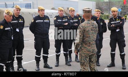 Un U.S. Marine assegnato a scopo speciale Marine Air Ground Task Force- Risposta in caso di crisi- Africa, spiega le procedure di elaborazione per lo spagnolo unità militari di emergenza (UME) membri a Torrelavega, in Spagna, il 6 aprile 2016. La UME raccolte 16 paesi NATO per fornire formazione di idee e di mantenere la disponibilità durante le catastrofi naturali e le operazioni di evacuazione. Foto Stock