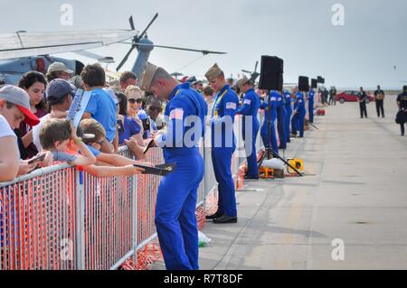 Gli stati degli STATI UNITI Navy Blue Angels soddisfare e firmare autografi per i fan del team in seguito le loro prestazioni di acrobazia aerea del giorno di una delle ali su South Texas Air Show al NAS Corpus Christi, 1 aprile. Foto Stock