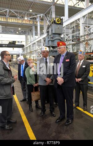 Arsenal macchinista supervisore Terry Van Vranken, sinistra, spiegando la rigatura operazione di lavorazione alla legione americana National Vice comandante Vincent J. Troiola, cappuccio rosso, durante una visita di la legione all'Arsenal il 6 aprile 2017. Foto Stock