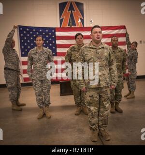 Distacco 5, 982nd combattere la Camera Co. (Airborne), U.S. La riserva di esercito di provare la loro cerimonia di distribuzione presso la 335a comando di segnalazione (Teatro) sede in East Point, Ga., 7 marzo 2017. Il distacco è stato di imbarcarsi su un periodo di nove mesi di distribuzione per il medio oriente per supportare la Combined Joint Task Force funzione OIR. Foto Stock