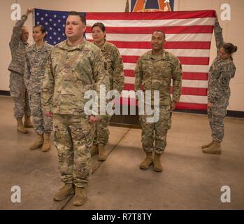 Distacco 5, 982nd combattere la Camera Co. (Airborne), U.S. La riserva di esercito di provare la loro cerimonia di distribuzione presso la 335a comando di segnalazione (Teatro) sede in East Point, Ga., 7 marzo 2017. Il distacco è stato di imbarcarsi su un periodo di nove mesi di distribuzione per il medio oriente per supportare la Combined Joint Task Force funzione OIR. Foto Stock