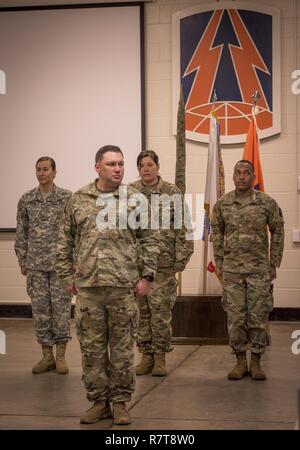 Distacco 5, 982nd combattere la Camera Co. (Airborne), U.S. La riserva di esercito provate per la loro distribuzione cerimonia in occasione della 335a comando di segnalazione (Teatro) sede in East Point, Ga., 7 marzo 2017. Il distacco è stato di imbarcarsi su un periodo di nove mesi di distribuzione per il medio oriente per supportare la Combined Joint Task Force funzione OIR. Foto Stock