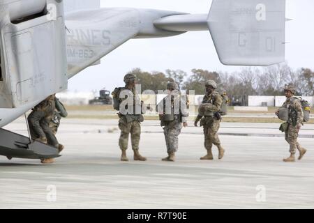 I soldati a bordo di un MV-22B Osprey durante un air-drop salto consegna esercizio con il Marine Corps al Marine Corps ausiliario di campo di atterraggio boga, N.C., 27 marzo 2017. I soldati hanno partecipato nel campo esercizio Bold Bronco 17, consentendo Marines e soldati per ottenere l'esposizione a lavorare insieme su operazioni di trasporto. I soldati sono con 647th Quartermaster Company, 3° Expeditionary supporto comando. Foto Stock