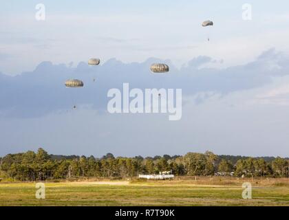 Soldati saltare da una MV-22B Osprey per la prima volta durante un air-drop salto consegna esercizio con il Marine Corps al Marine Corps ausiliario di campo di atterraggio boga, N.C., 28 marzo 2017. I soldati hanno partecipato nel campo esercizio Bold Bronco 17, consentendo Marines e soldati per ottenere l'esposizione a lavorare insieme su operazioni di trasporto. I soldati sono con 647th Quartermaster Company, 3° Expeditionary supporto comando. Foto Stock