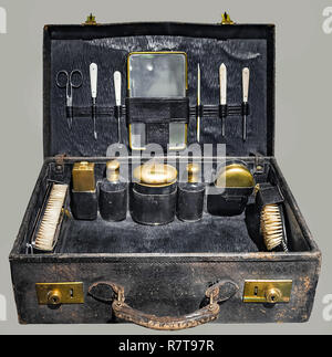 Vintage kit da toilette in pelle custodia da viaggio, isolato su sfondo grigio e percorso di clipping. Foto Stock