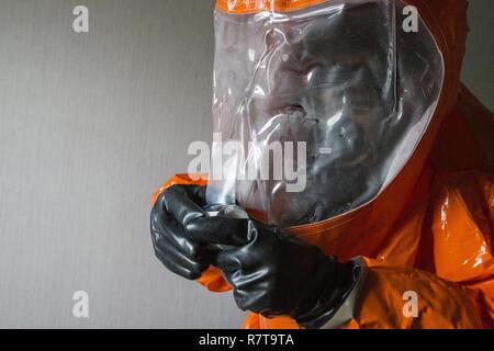 Sgt. Corano Williams con il New Jersey Guardia Nazionale della ventunesima armi di distruzione di massa supporto Destruction-Civil Team, sigilla un campione di prova con il nastro durante una formazione congiunta esercizio a Fort Monmouth, N.J., Aprile 6, 2017. Il ventunesimo WMD-CST è una unità di snodo compreso del New Jersey e la Guardia Nazionale di soldati e aviatori la cui missione è quella di sostenere le autorità civili identificando chimici, biologici, radiologici e nucleari in sostanze artificiali o calamità naturali. (New Jersey Guardia Nazionale Foto Stock