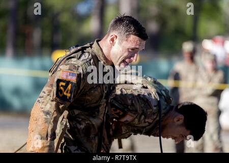 Stati Uniti Army Ranger Sgt. Robert Allen e Cpl. Giona Seui, assegnato all'1/509esimo reggimento di fanteria, trascinare un SKEDCO durante la migliore concorrenza Ranger 2017, a Fort Benning, Ga., Aprile 7, 2017. La trentaquattresima edizione annuale di David E. Grange Junior Ranger migliore concorrenza 2017 è un evento di tre giorni consistente di sfide per testare concorrente del fisico, mentale e capacità tecniche. Foto Stock