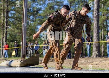 Stati Uniti Army Ranger Sgt. Robert Allen e Cpl. Giona Seui, assegnato all'1/509esimo reggimento di fanteria, trascinare un SKEDCO durante la migliore concorrenza Ranger 2017, a Fort Benning, Ga., Aprile 7, 2017. La trentaquattresima edizione annuale di David E. Grange Junior Ranger migliore concorrenza 2017 è un evento di tre giorni consistente di sfide per testare concorrente del fisico, mentale e capacità tecniche. Foto Stock